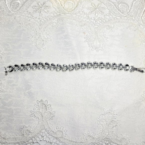 VINTAGE SILVER PLATED THREE TEARDROP SHAPED BRACELET 7.5" WITH SAFETY CHAIN - Picture 2 of 6